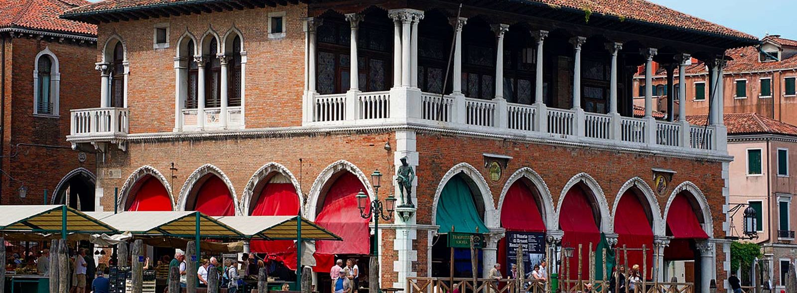 La storia del Mercato del pesce di Rialto, a Venezia